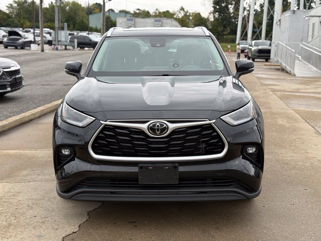 Used 2021 Toyota Highlander XLE AWD/4WD image 3