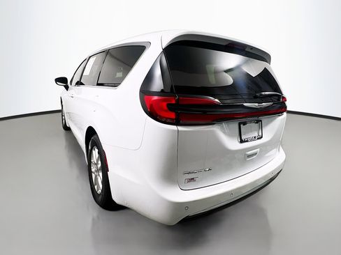 Used 2024 Chrysler Pacifica Touring FWD image 8