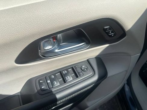 Used 2024 Chrysler Pacifica Touring-L FWD image 27