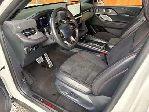 Used 2025 Ford Explorer ST image 2