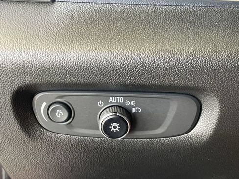 Used 2023 Chevrolet Traverse LT FWD image 17