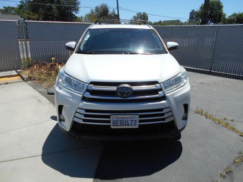 Used 2018 Toyota Highlander XLE AWD/4WD image 2