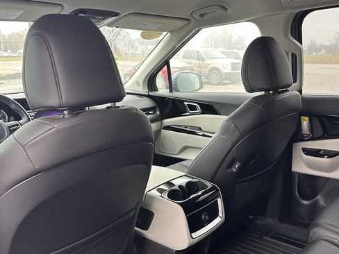 Used 2024 Kia Carnival EX image 12