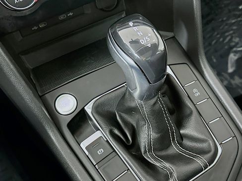 Used 2022 Volkswagen Taos SE w/ Panoramic Sunroof Package image 7