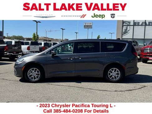 Used 2023 Chrysler Pacifica Touring-L FWD image 2