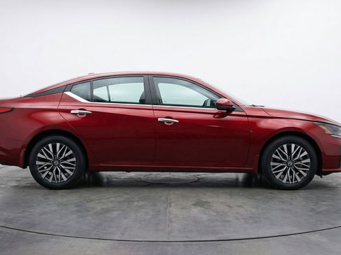 Used 2025 Nissan Altima 2.5 SV image 11