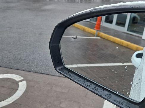 Used 2025 Volkswagen Taos SEL AWD/4WD image 16