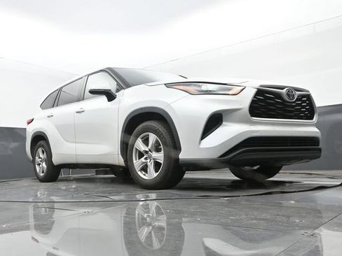Used 2022 Toyota Highlander L FWD image 9