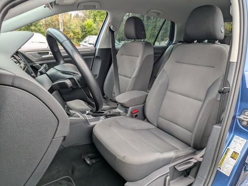 Used 2019 Volkswagen Golf S image 22