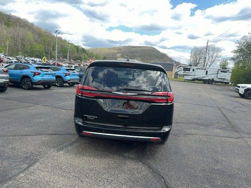 Used 2025 Chrysler Pacifica Select FWD image 6