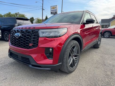 Used 2025 Ford Explorer ST AWD/4WD image 2