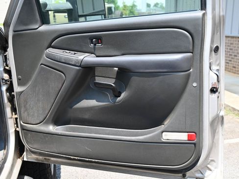 Used 2006 Chevrolet Silverado 2500 LT w/ Skid Plate Package AWD/4WD image 19