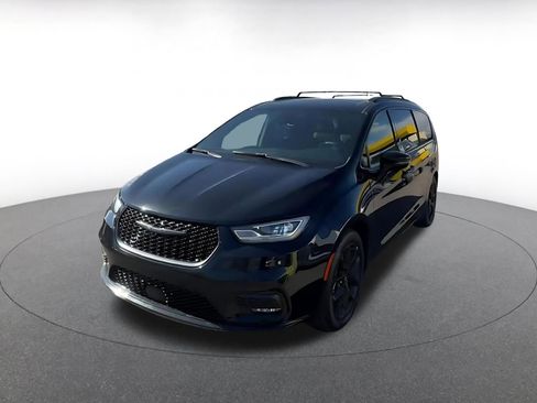 Used 2025 Chrysler Pacifica Limited image 7