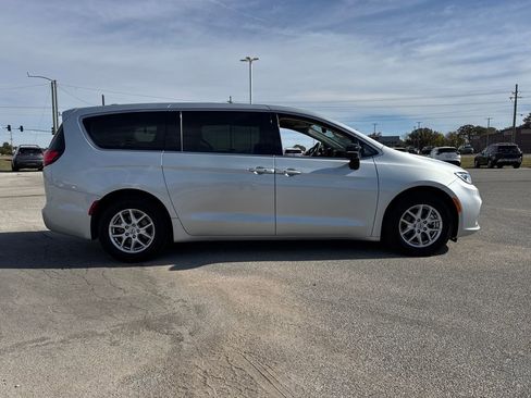 Used 2024 Chrysler Pacifica Touring-L image 8