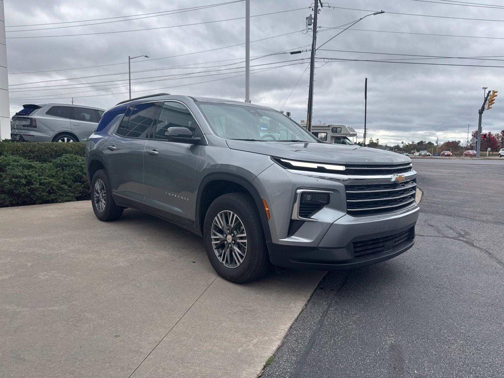 Used 2026 Chevrolet Traverse LT AWD/4WD image 3