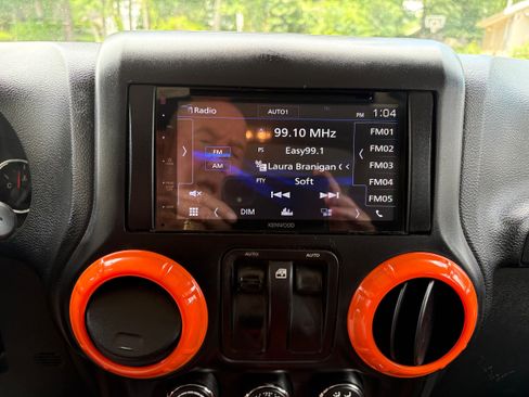 Used 2017 Jeep Wrangler Sahara AWD/4WD image 38