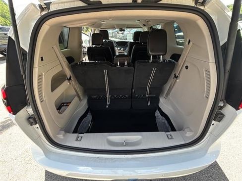 Used 2023 Chrysler Pacifica Touring-L FWD image 27