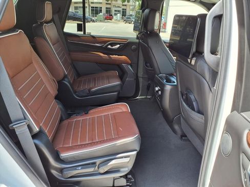 Used 2024 GMC Yukon Denali Ultimate AWD/4WD image 13