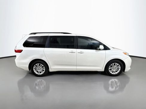 Used 2017 Toyota Sienna XLE Premium FWD image 8