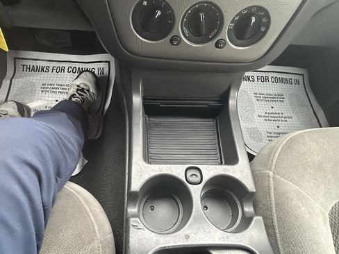 Used 2005 Ford Explorer XLT image 13