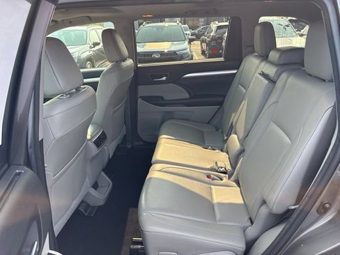 Used 2018 Toyota Highlander XLE AWD/4WD image 12