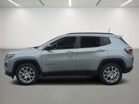 Used 2022 Jeep Compass Latitude w/ Sun and Sound Group AWD/4WD image 3