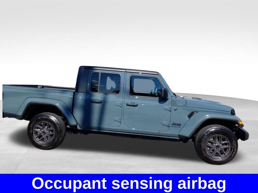 Used 2024 Jeep Gladiator Sport AWD/4WD image 8