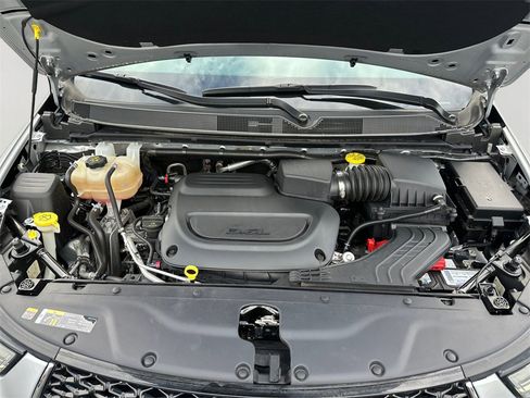 Used 2022 Chrysler Pacifica Limited w/ Uconnect Theater Family Group image 9