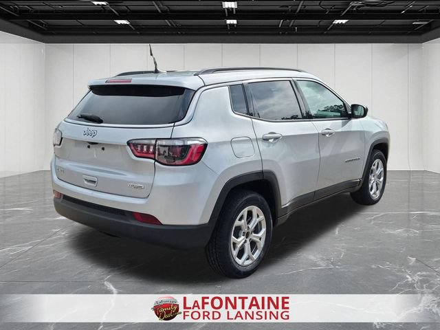 Used 2024 Jeep Compass Latitude AWD/4WD image 5