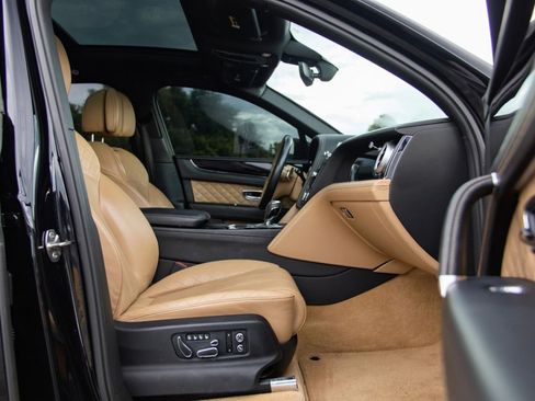 Used 2017 Bentley Bentayga AWD/4WD image 23