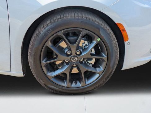 New 2026 Chrysler Pacifica Limited w/ S Appearance Package FWD image 10