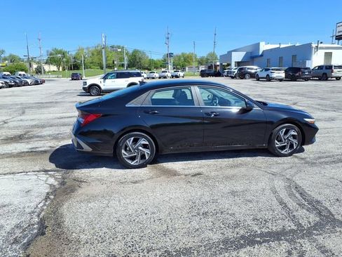 Used 2025 Hyundai Elantra SEL FWD image 14