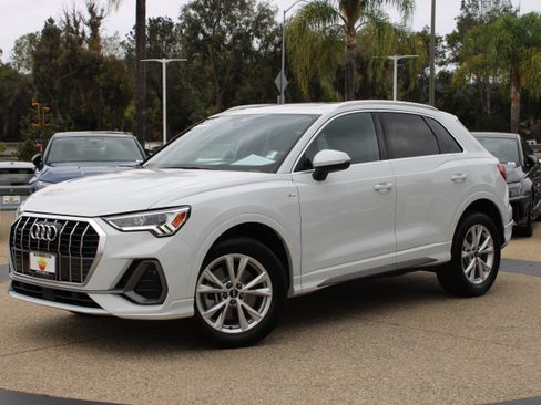 Certified 2025 Audi Q3 2.0T Premium w/ Convenience Package AWD/4WD image 1