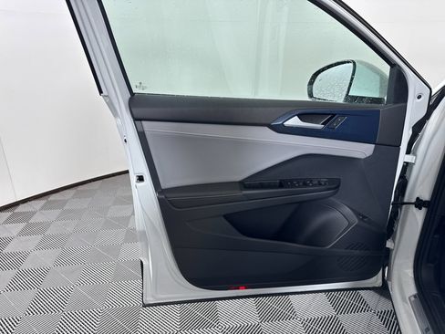 Used 2024 Volkswagen Taos SE w/ Panoramic Sunroof Package image 27