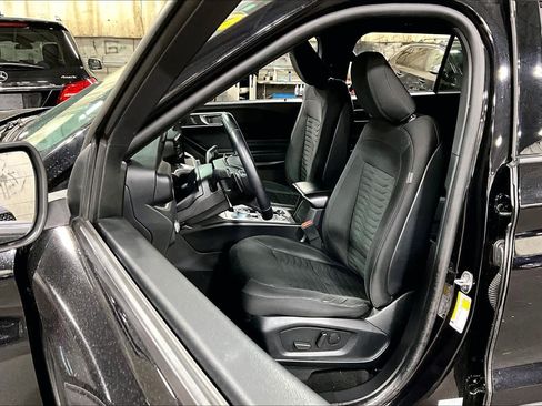 Used 2020 Ford Explorer XLT w/ Comfort Package AWD/4WD image 8