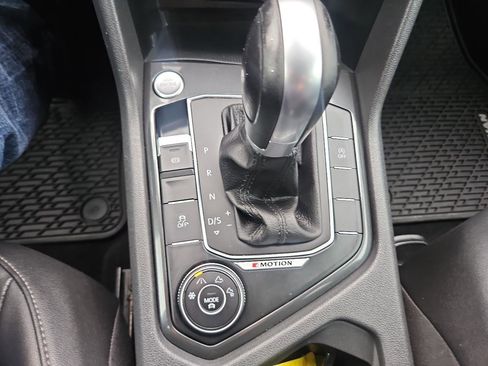 Used 2018 Volkswagen Tiguan SE w/ 3rd Row Seat Package image 33
