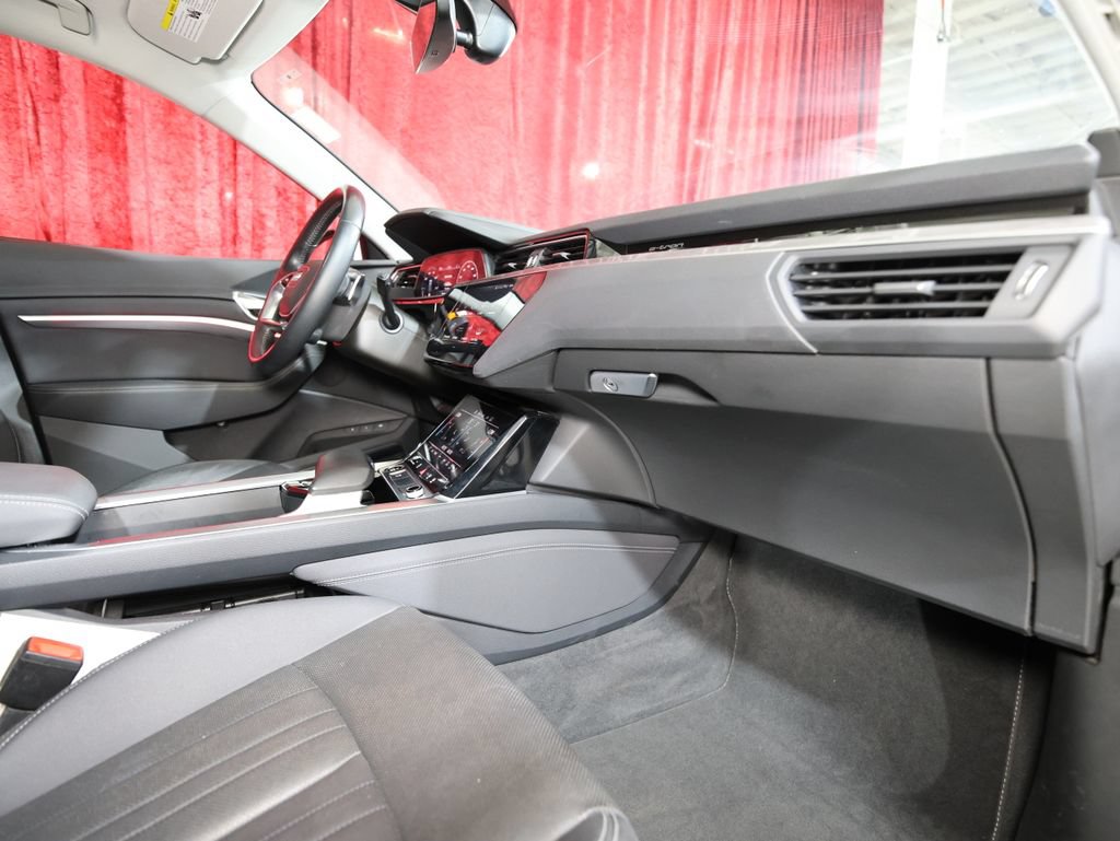 Used 2021 Audi e-tron Premium Plus w/ Premium Plus Package AWD/4WD image 31