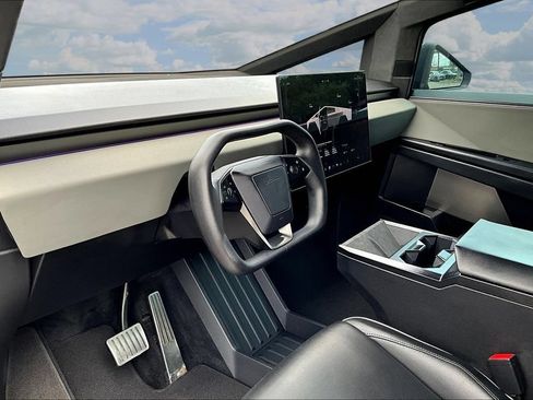 Used 2024 Tesla Cybertruck AWD Crew Cab image 18