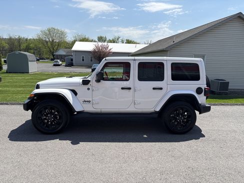 Used 2025 Jeep Wrangler Unlimited Sahara AWD/4WD image 7