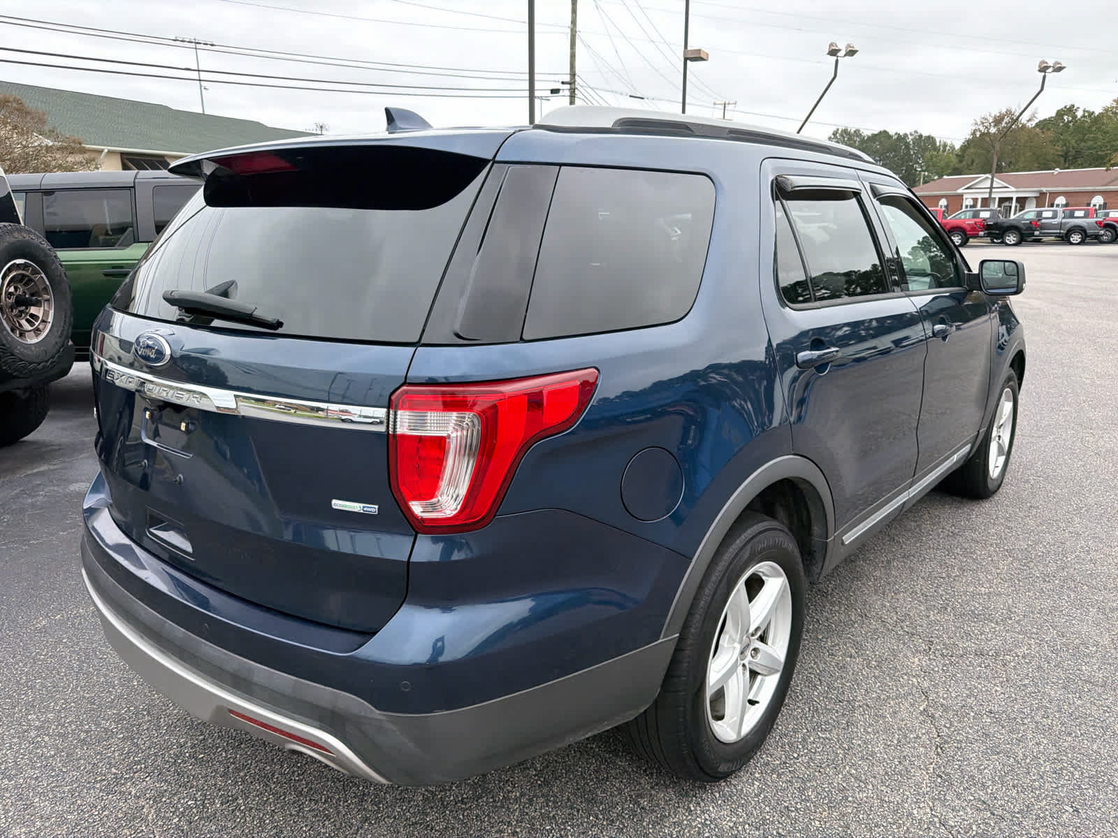 Used 2016 Ford Explorer XLT w/ Equipment Group 202A AWD/4WD image 3