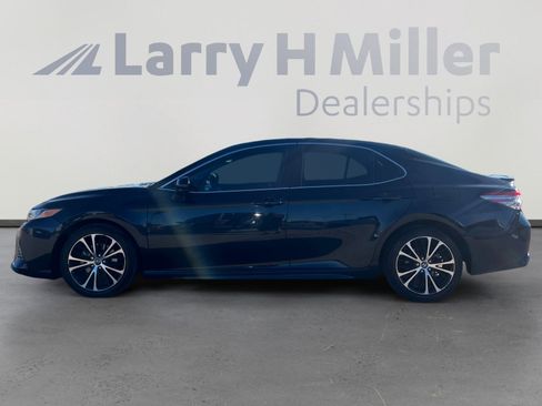 Used 2018 Toyota Camry L image 2