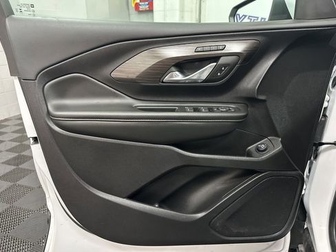 Used 2024 GMC Terrain SLT image 17