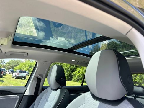 Certified 2025 Volkswagen Tiguan SE w/ Panoramic Sunroof Package AWD/4WD image 23