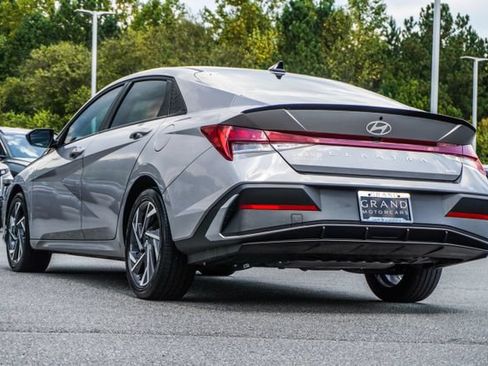 Certified 2025 Hyundai Elantra SEL FWD image 11