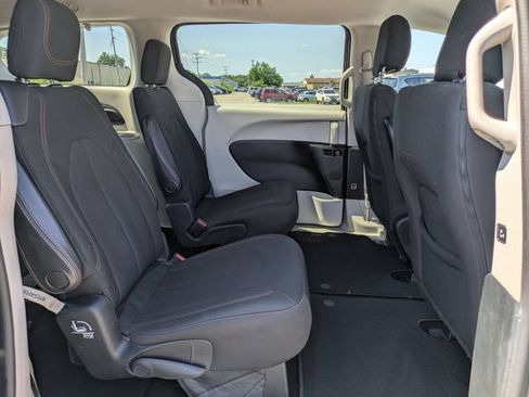 Used 2017 Chrysler Pacifica Touring FWD image 24