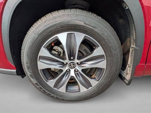 Used 2021 Toyota Highlander XLE AWD/4WD image 23