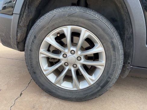 Used 2019 Jeep Cherokee Latitude w/ Cold Weather Group image 11