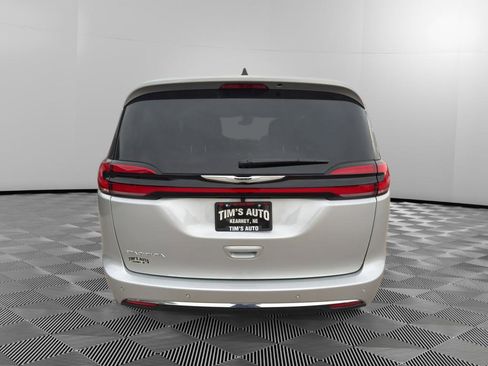 Used 2026 Chrysler Pacifica Select image 4