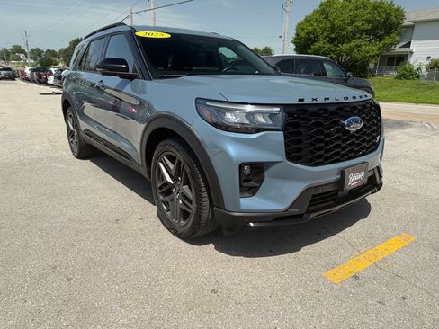 Used 2025 Ford Explorer ST AWD/4WD image 3