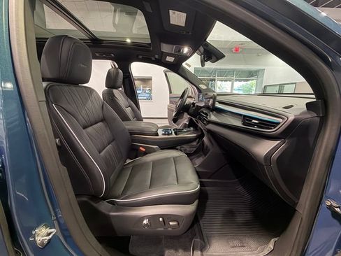 Used 2025 Buick Enclave Avenir FWD image 13